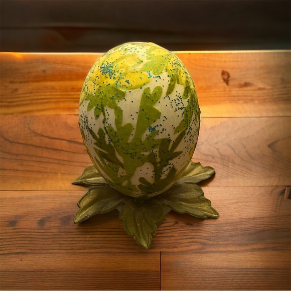 Vintage Eggshell Art. Hand painted and decorated. - Picture 2 of 3